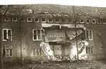 De zwaar beschadigde school na de bomaanslag op 26 november 1944.
<br/>
onbekend, 1944